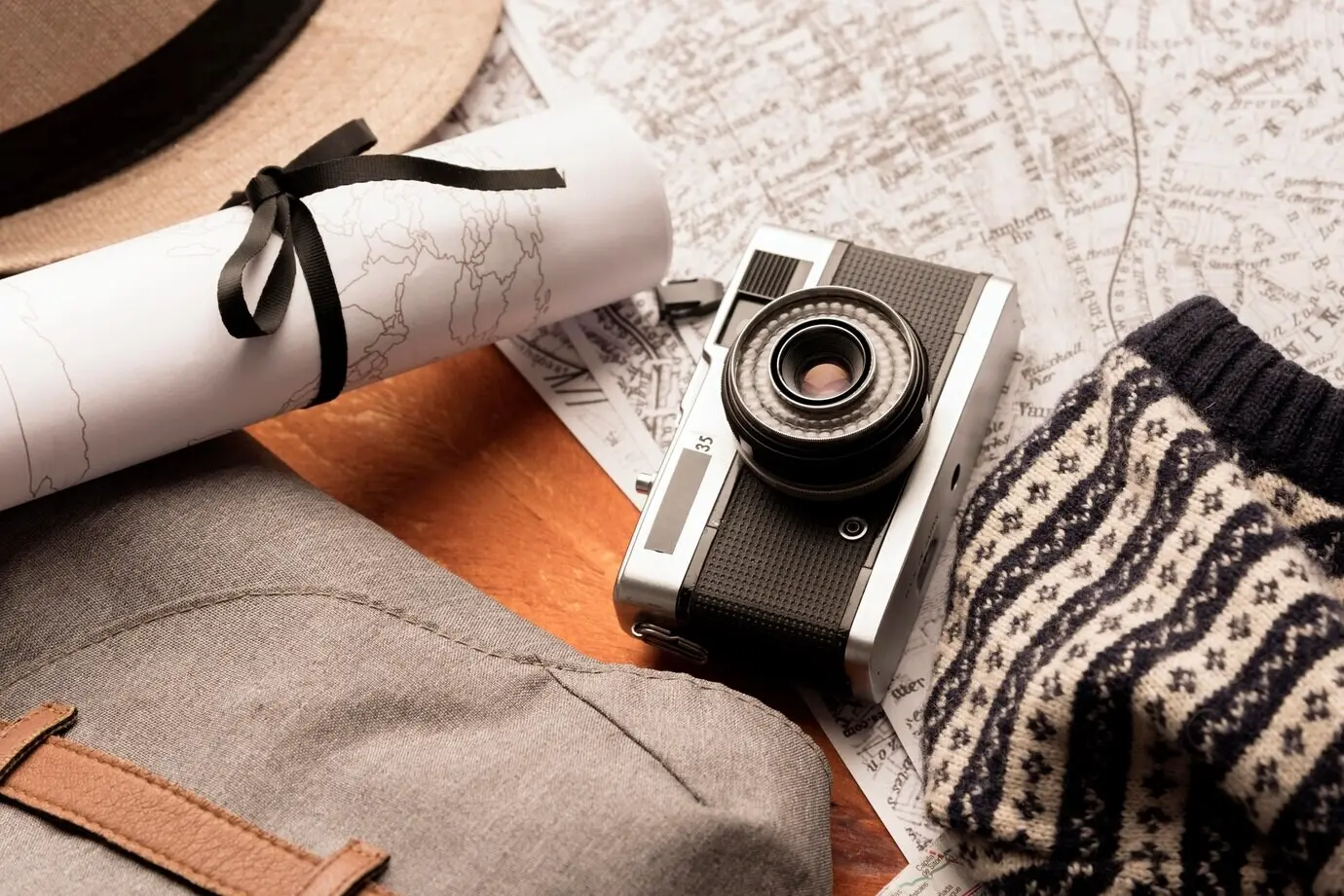 Reisekonzept aus der Draufsicht mit Fotokamera