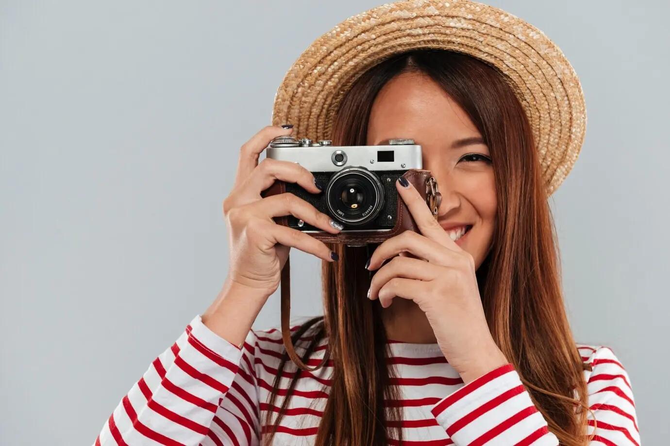 Nahaufnahme einer unbeschwerten asiatischen Frau im Pullover.